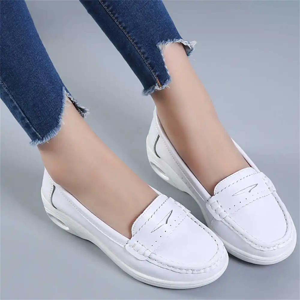 Thick Sole Slipon White Traine - مراجعة Wedding Supply Store Canada وسعره