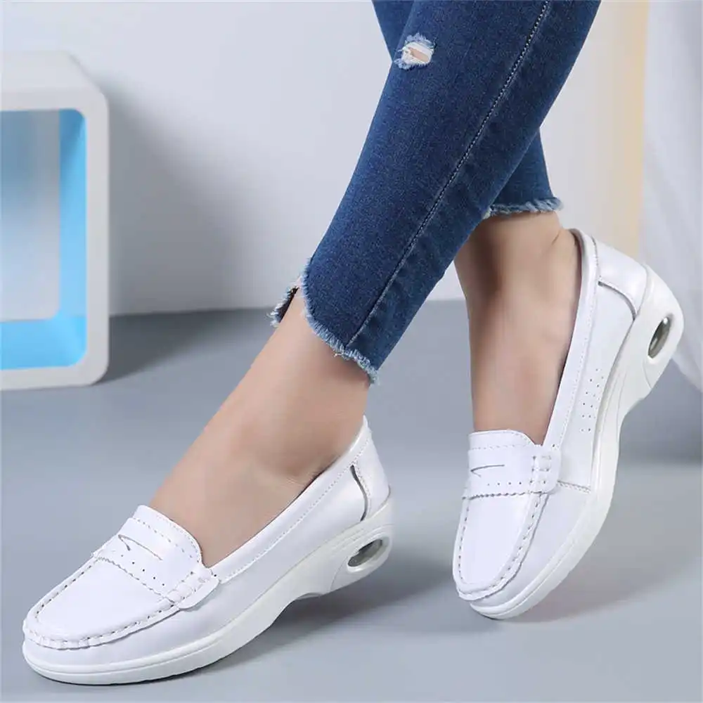 Thick Sole Slipon White Traine - مراجعة Wedding Supply Store Canada وسعره